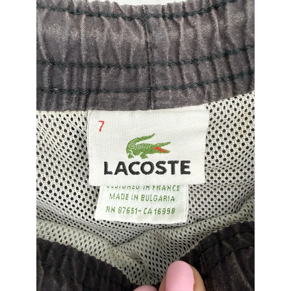 Lacoste no visible
